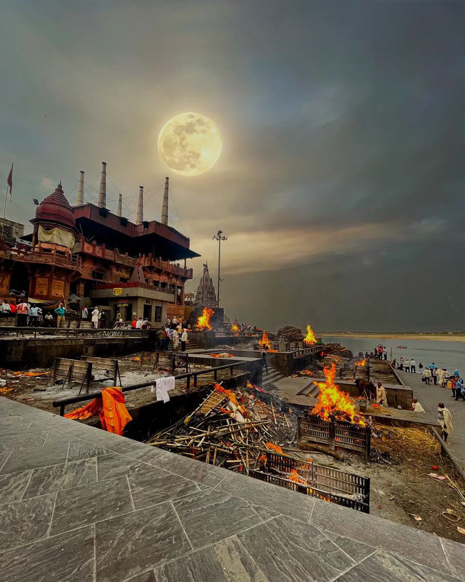 imkarekar's tweet photo. Mesmerized by Kashi’s eternal charm—where every alley whispers secrets of a bygone era and the sacred Kashi Vishwanath stands as a beacon of divine energy. A journey that transcends time and inspires the soul. #Kashi #KashiVishwanath #SpiritualJourney #Banaras https://t.co/yMuZ7k4yKc