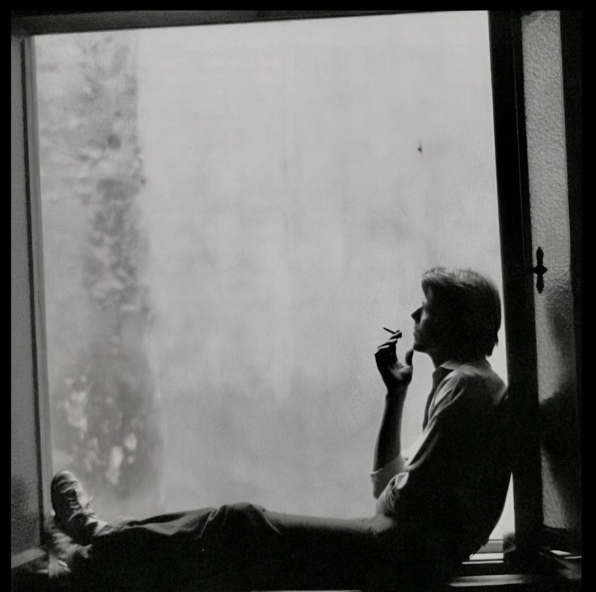 ㅤㅤㅤㅤ ㅤㅤㅤㅤ   ㅤ  
ما قدر وجيهنا وجه الزمان الشحوب
وجهه علينا الفلاش وحطنا محتـوى

مدري متى يلطم البارق عيون النصوب
والضامي تصير كبده مثل عين الجوى .