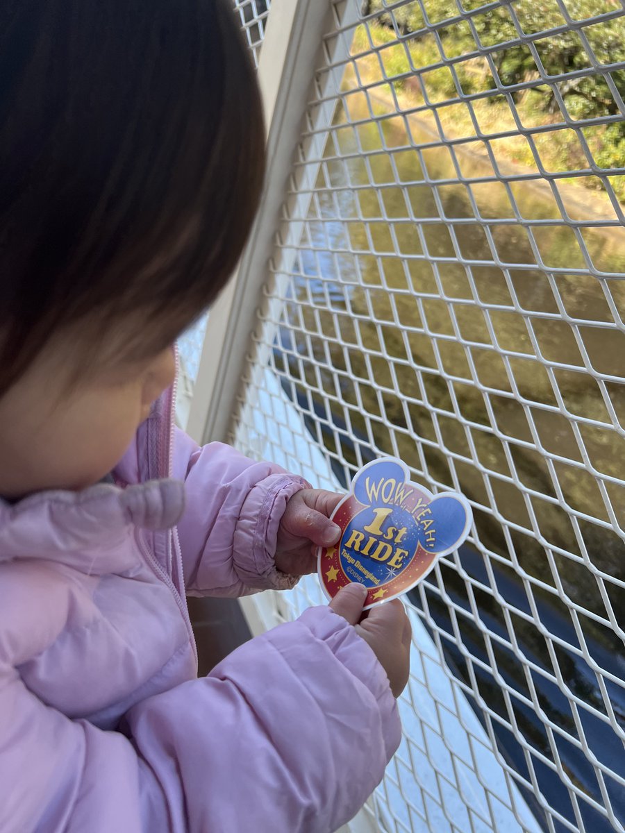 一人で階段降りて、頑張りましたのシールもらった🚢
