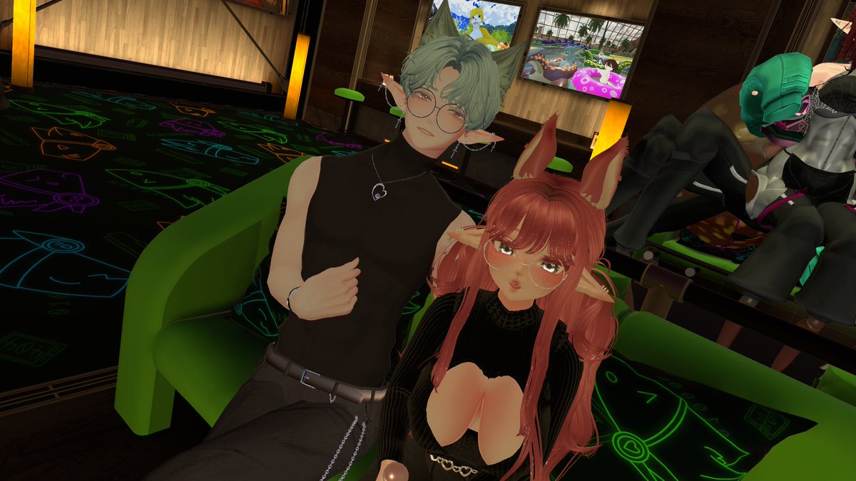 Late night public karaoke with <a href="/Tealoafy/">Tealoafy</a> and friends~!
#VRChat #VR #karaoke #vtuber #elf