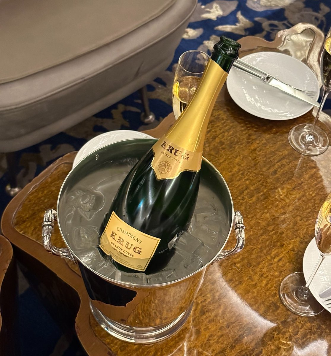 오늘 저녁에 강남 프라이빗 룸에서 같이 노실 부부/커플 아니면 초대녀 있으신가용🥰 

저희는 비주얼/ 스타일 좋고 잘 놀아요♥️
20-30대 비주얼 좋으신 분들 연락주세요