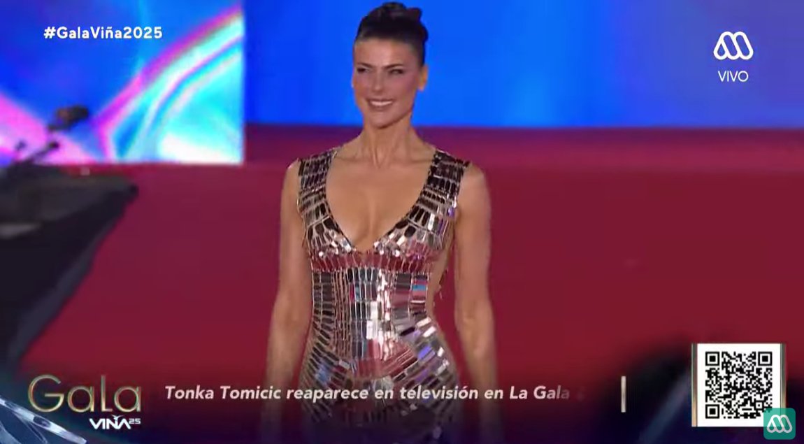 Nemesis_Leclair's tweet photo. La materia no se destruye, solo se transforma.
Acá vemos 100 relojes convertidos en un vestido. 

#GalaVina2025 #GalaXMega https://t.co/CcWN3AtgHz