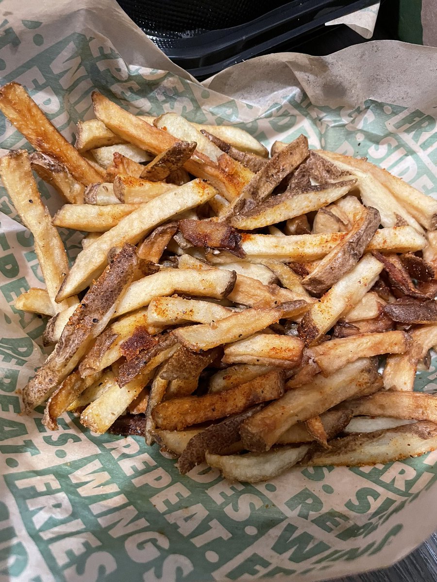 asmirus's tweet photo. @wingstop 
Why are your fries so bad??
#horrendous
🤢🤮 https://t.co/iyYHrvONz9