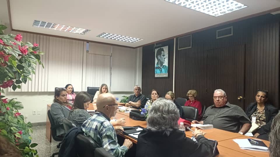 Seguimos realizando encuentros para impulsar la #TransformaciónDigital y estrechar alianzas. Hoy, junto al equipo de <a href="/CubaMined/">MINED</a>, encabezado por ministra Nayma Trujillo. La TD puede y debe transformar procesos formativos y preparar a la sociedad para uso responsable de las Tics.