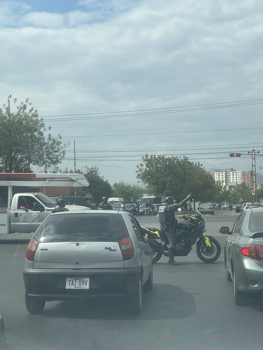 fernando858's tweet photo. A propósito del carajo que dice que no andan parando tráfico ni apartando carros para pasar! https://t.co/vSx2fdrS66