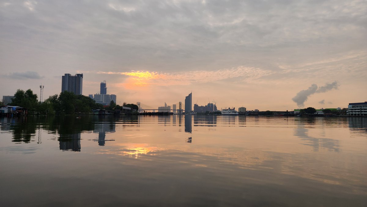 misterkwai's tweet photo. Kayaking - Chao Phraya (7 km)
- on my way to Thanon Tok, I saw someone running through the traffic on Rama 3 Rd he then crossed the central canal: he was actually running away from 2 policemen!
- a fine paddle at the beginning but too hazy later on
#Kayaking #InflatableKayak https://t.co/PcblVZInYb