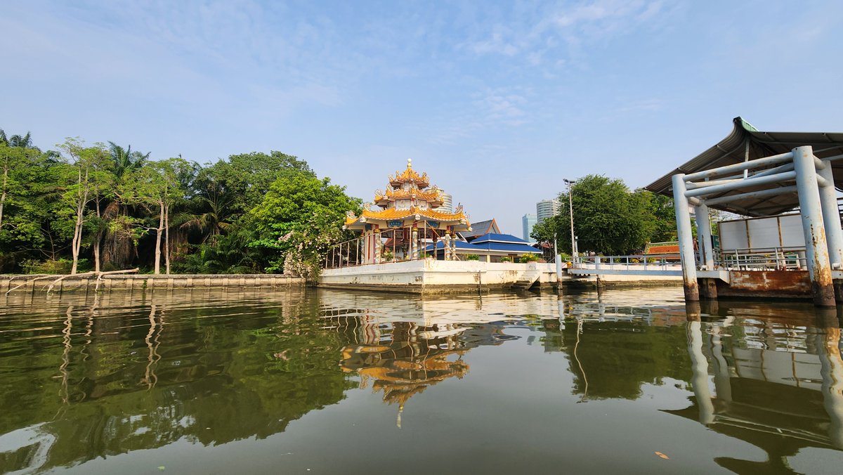 misterkwai's tweet photo. Kayaking - Chao Phraya (7 km)
- on my way to Thanon Tok, I saw someone running through the traffic on Rama 3 Rd he then crossed the central canal: he was actually running away from 2 policemen!
- a fine paddle at the beginning but too hazy later on
#Kayaking #InflatableKayak https://t.co/PcblVZInYb