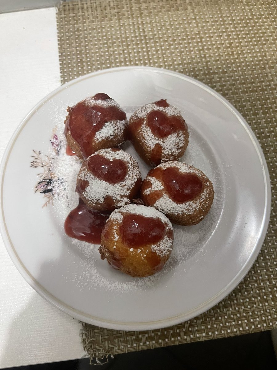 Мне на работе девочка нарисовала сердечки на пончиках🥹