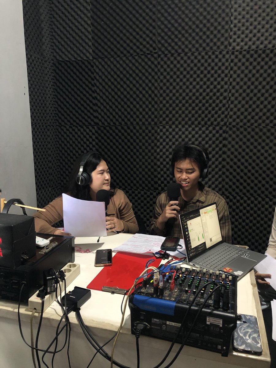 sabreaena's tweet image. Hai, Sobat Poros! 👋🏻

Jangan sampai kelewatan dengerin siaran COFFEE edisi transisi dari masa sekolah ke perkuliahan kali ini karena akan nambah insight baru bagi Sobat Poros‼️✨

📻 @porosfm
#POROSFM #SIMUL_TAYLORTWIRLES #POROSONAIR2025