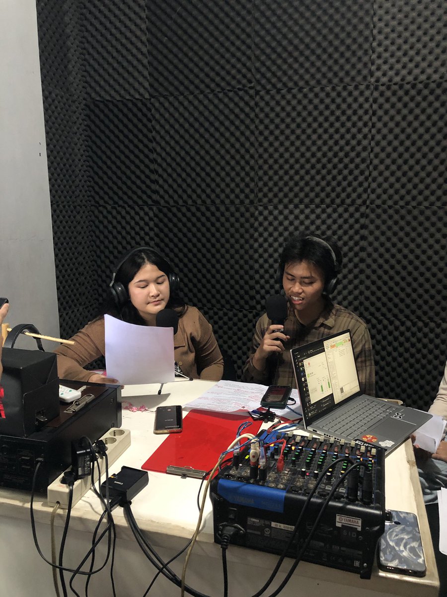 sabreaena's tweet image. Hai, Sobat Poros! 👋🏻

Jangan sampai kelewatan dengerin siaran COFFEE edisi transisi dari masa sekolah ke perkuliahan kali ini karena akan nambah insight baru bagi Sobat Poros‼️✨

📻 @porosfm
#POROSFM #SIMUL_TAYLORTWIRLES #POROSONAIR2025