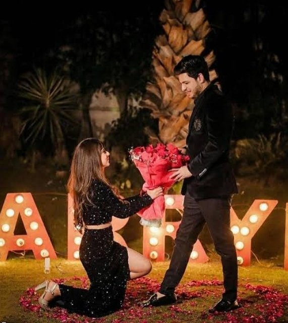 mrs_jesal's tweet photo. #Birthday_Special 🧡
मेरे पिया....🌷
क्या मुझसे एक बार फिर
शादी करोगे क्या...??
अपने प्रेम, स्नेह और विश्वास से
ईश्वर को साक्षी मानकर
मेरी मांग भरोगे क्या....??
@mr_talasha🌷
#रूह💫 https://t.co/9Q7L8e8ask