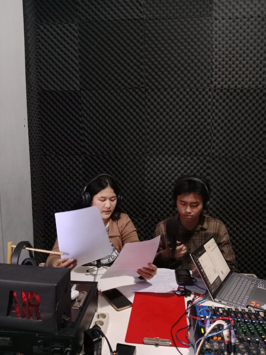 jejeeeeee18_'s tweet image. Hai Sobat Poros🙌🏻
Jangan sampai ketinggalan di edisi COFFEE kali ini yang bahas topik mengenai, transisi dari masa sekolah ke perkuliahan, Agar kalian tau berbagai macam strategi nya✨
@porosfm 
#POROSFM 
#SIMUL_TAYLORTWIRLES #POROSONAIR2025