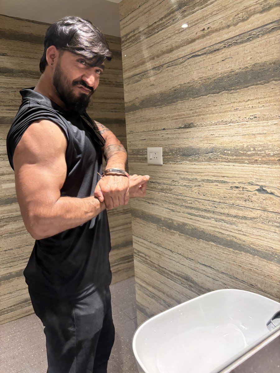 sidhdev198's tweet image. Working hard on my body to look good and show you my best performance. 🤗🤗