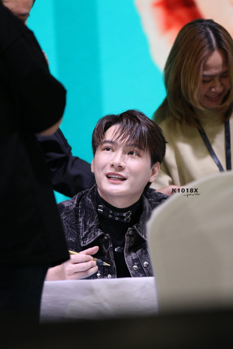 k1018x's tweet photo. 250222 #KristFansigninBeijing cuteeee 

#KristPerawat 
@kristtps https://t.co/89EYwakWch