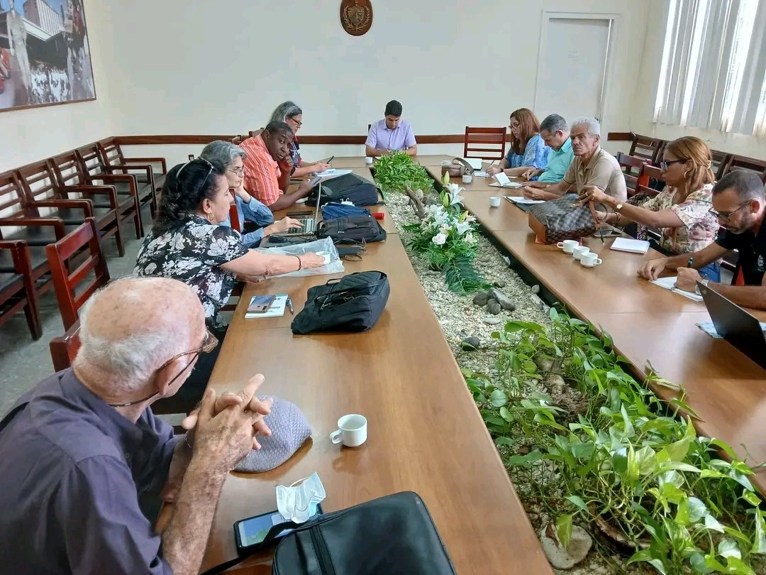 Cada mes la #UCLVnuestra y <a href="/RefineraCienfu1/">Refinería Cienfuegos S.A.</a> evalúan los avances en la implementación del convenio establecido por ambas instituciones. Importantes proyectos se desarrollan basados en ciencia e innovación, con participación de estudiantes y profesores.
<a href="/AAB_Cuba/">Alicia Alonso Becerra</a> 
<a href="/IrenaldoPerez/">Irenaldo Pérez Cardoso</a>