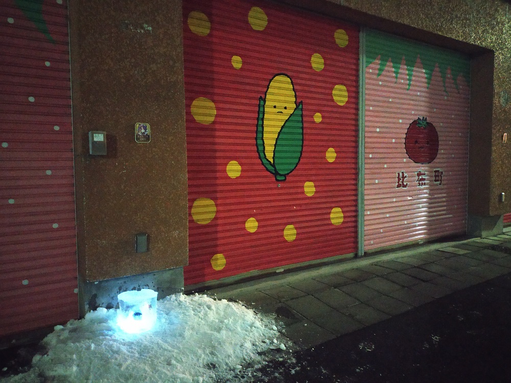 冬あかり
優しい明かりは心をホットさせてくれますね

比布駅から徒歩５分、 雪だるまと #１００円自販機 横

#雪あかり
#スノーランタン
#地域連帯
#愛別町
#上川町
#当麻町
#スノーキャンドル
#Snow_Candle
#冬あかり
#北海道 #比布町 #ぴっぷ町 #上川 #PIPPU #Ski #Hokkaido #Festival #100円自販機