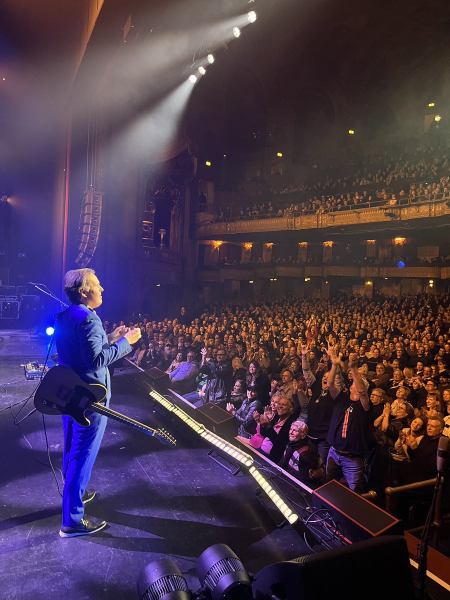 JBONAMASSA's tweet photo. Big fun at a sold out @ChicagoTheatre !!  😎👍 https://t.co/kzebWhZa9Z