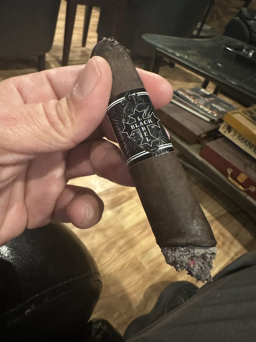 jcs12031973's tweet photo. Ended the night @Cigarandlounge with a @BLTC_Cigars #SuperDeluxe https://t.co/IYIPpbnztC