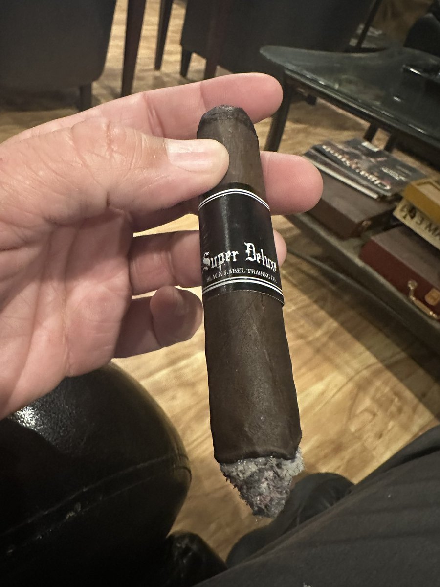 jcs12031973's tweet photo. Ended the night @Cigarandlounge with a @BLTC_Cigars #SuperDeluxe https://t.co/IYIPpbnztC