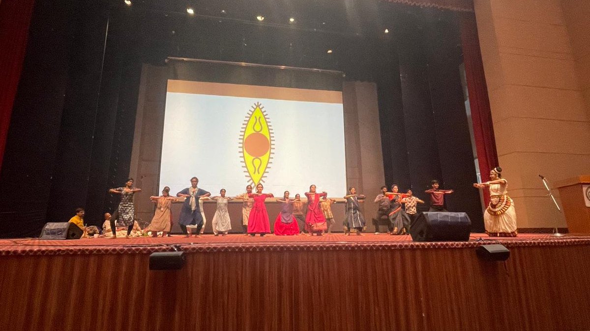 mangalAiimsAP's tweet image. AIIMS Mangalagiri Cultural Committee has inaugurated #SPICMACAY on 10.02.25. Classical dance was performed by the renowned Dr. Rekha Raju (Yuva Kala Bharathi Awardee) accompanied by live music. Classical instrumental by students Mr. Arjun &amp;amp; Miss Aditi Ramesh.
@MoHFW_INDIA