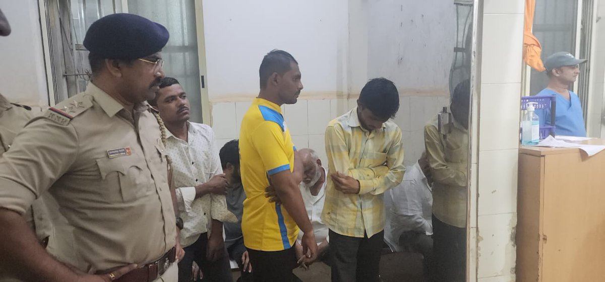 TheSouthfirst's tweet photo. #Belagavi: Bus Conductor Attacked for Asking Passenger to Speak in Kannada

A group of Marathi youth allegedly assaulted bus conductor Mahadev near Sulebhavi-Balekundri villages in Belagavi taluk on Friday after he requested a passenger to speak in Kannada. The clash erupted when a young woman asked for two tickets in Marathi, and the conductor replied that he didn’t understand the language, asking her to speak in #Kannada. The group then stopped the moving bus and attacked him.
Mahadev, who was injured in the assault, was taken to Belagavi BIMS Hospital for treatment.

Marihal police arrested three accused within hours and produced them in court, where they were remanded to judicial custody for 14 days. The accused underwent a medical check-up at the district hospital before being sent to Hindalaga jail.