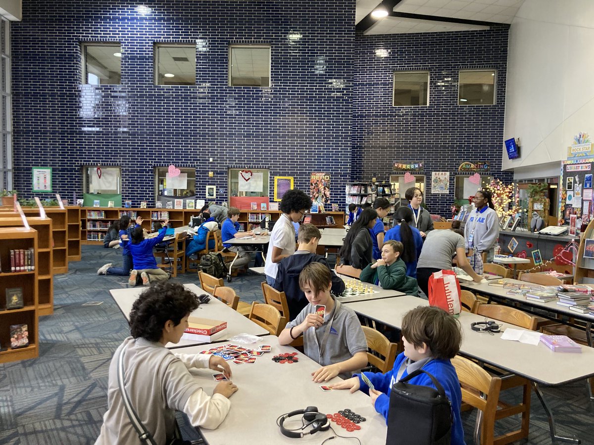 pomslibrary's tweet image. ⁦@pinoakms⁩ library got that Friday feeling🦋 #chargersread #livinglibrary
