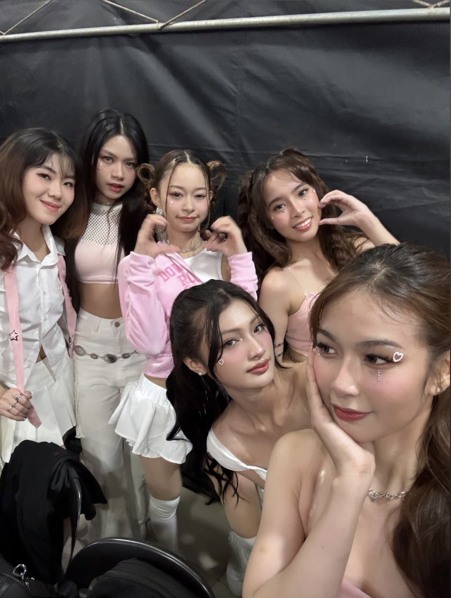 [FINA LIVE]

Just finished our performance at Fishermall Malabon 🌹

Next Stop: Fishermall Q. Ave

See you there! 

#FINA #EAMWxFINA #FINAatFishermall