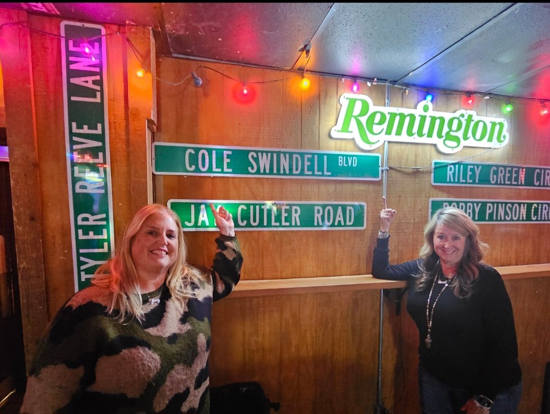 Look we found on our happy trails in Nashville 🤠👀❤️ <a href="/MoHemmy/">Monica Hemingway</a> <a href="/coleswindell/">Cole Swindell</a>