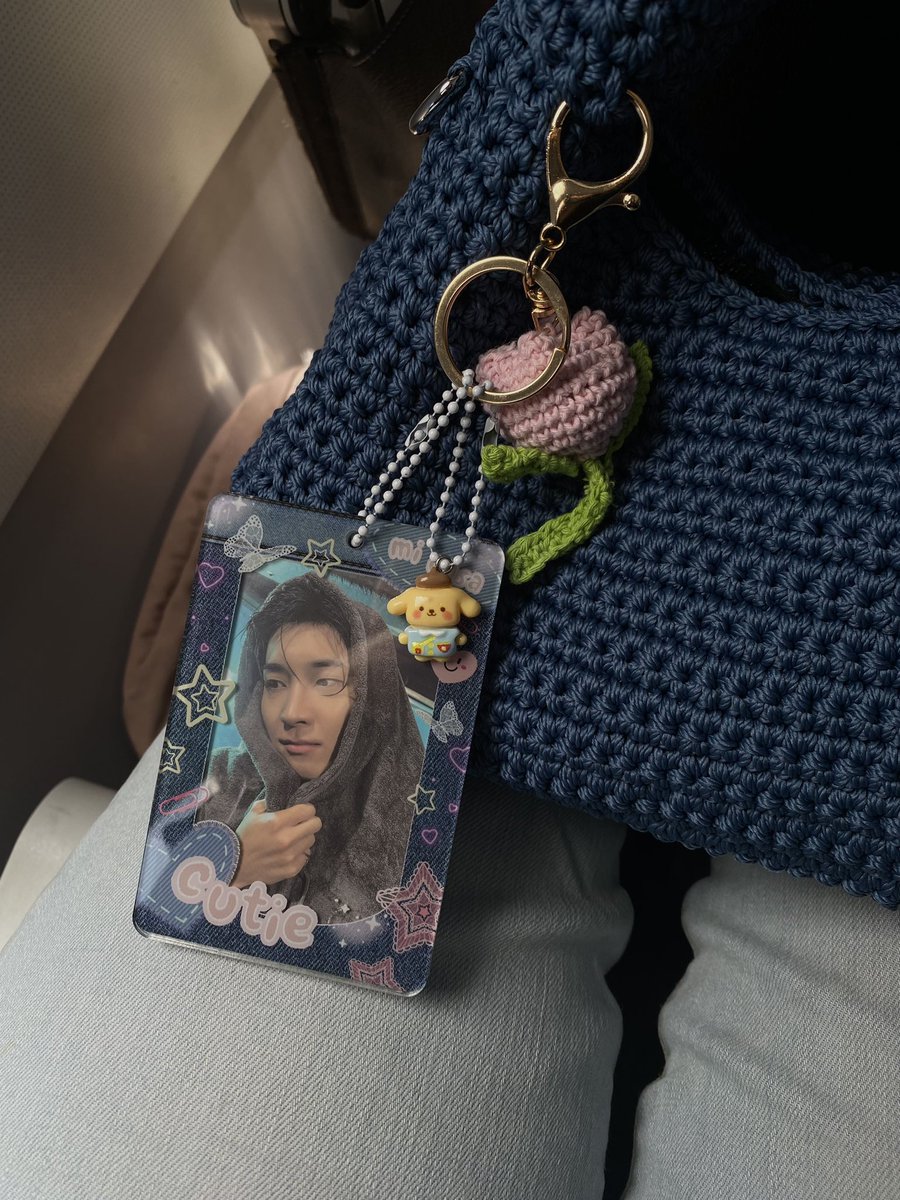 i’m leaving the town for college ⊹ ࣪ ˖
mom gave me the bag she made! the 🌷 keychain also made by her :>

#lifetwt #archivetwt