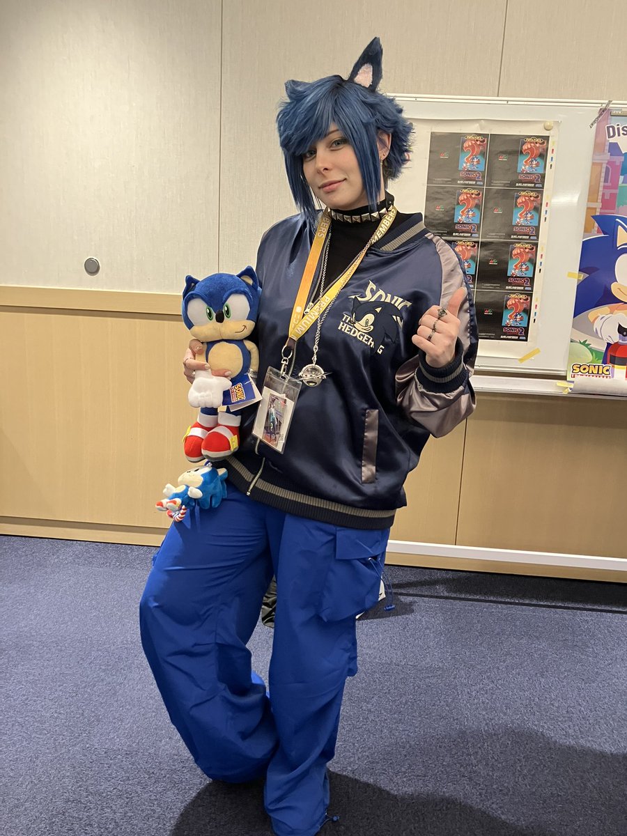 HedgeCaizal's tweet photo. ユリコタイガーさん( #YURIKOTIGER )にお声かけして、写真撮影の許可いただいたので！📸🦔
こちらのウェアホッグぬいぐるみをお持ちいただいての3ショットも快諾していただけたの嬉しい😊📸🦔🐺
 #セゲいち19 https://t.co/4A1CjbiDyr
