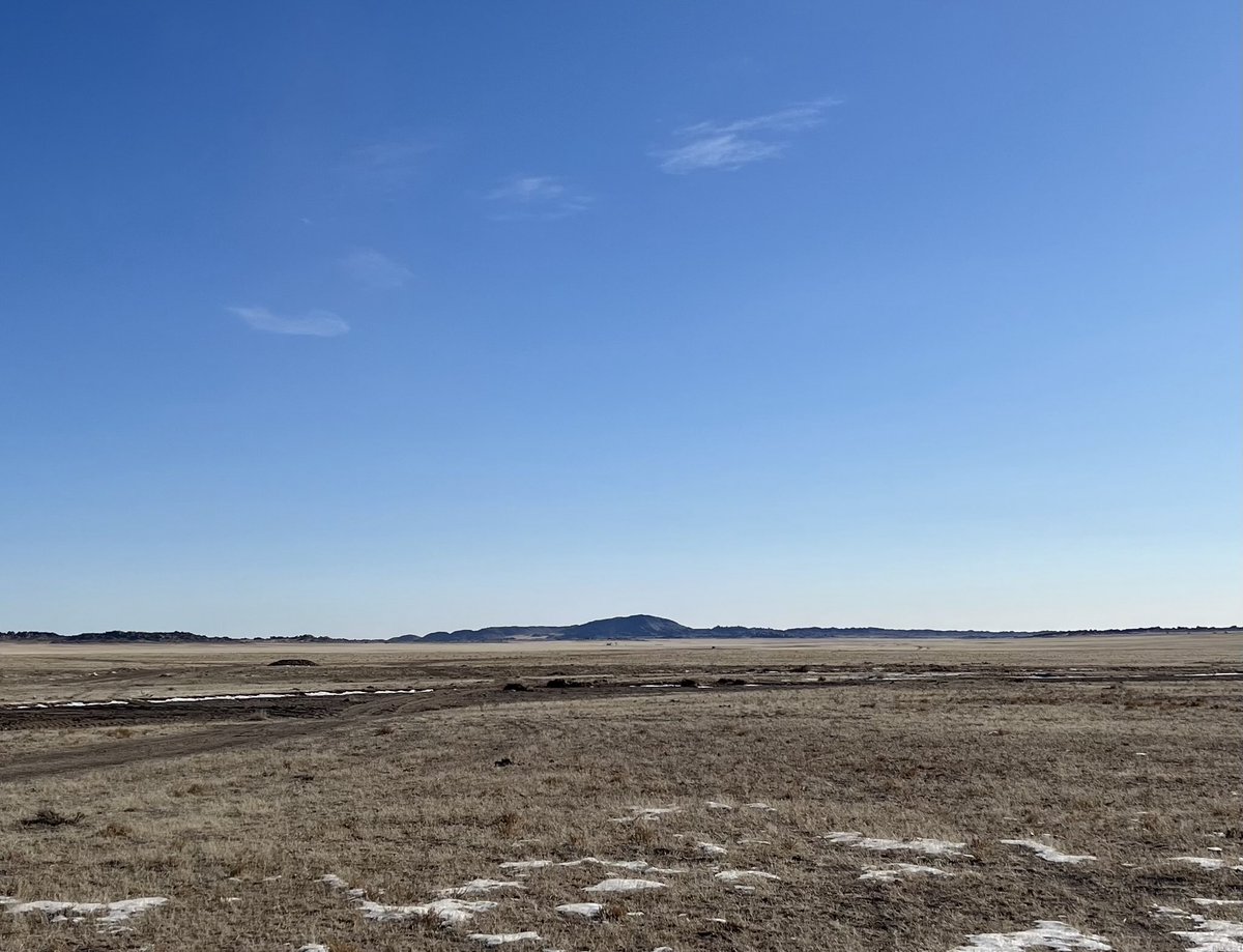 Өмнөговь аймаг,Ханбогд сум, Ханбогд хайрхан,Эндээс баруун урагш энэ нурууг дагаад ойрхон зайд Оюутолгойн орд оршино.Хэвлийдээ эрдэнэс агуулсан говь сайхан нутгаа үе уламжлан хайрлан,хамгаалсаар өнөө үед өвлүүлэн үлдээсэн нүүдэлчин малчиддаа,Өмнөговь нутгийн өвөг дээдэст баярлалаа