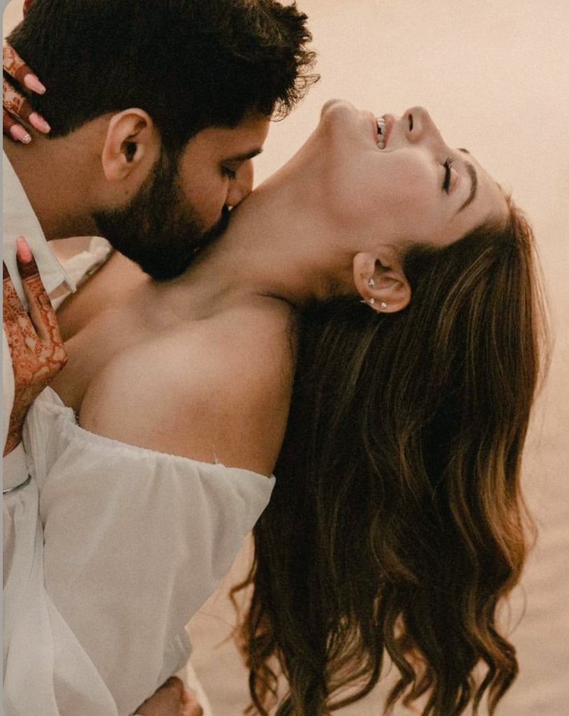 ख़्वाबों में जो आए थे, कोई वजह तो होगी,
दिल ने पुकारा होगा, कोई चाहत तो होगी।

तेरे सीने से लगकर यूँ चिपक गए हम,
जैसे सांसों से जुड़ी हो सांसों की कसम।

तेरे होंठों की मिठास जब से चखी है,
हर शहद की मिठास फीकी लगी है।

🥀❣️ @__chandni____  ❣️🥀
🥀❣️  <a href="/Rizakha2795/">Rizam khan</a>   ❣️🥀