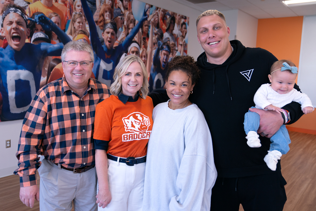 SnowCollege's tweet photo. A huge thank you to alumni Garett and Natalie Bolles for returning to campus today and reminding our students to always "live their dream!!!" Once a Badger, always a Badger!
#snowcollege #snowalumni #gb3mission #faithfamilyfootball https://t.co/0hJCMKtbdT