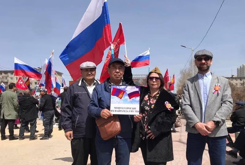 “Боловсролгүй мунхагуудад А үсэг бол гурван савх гэж харагдана” 
А. Милне