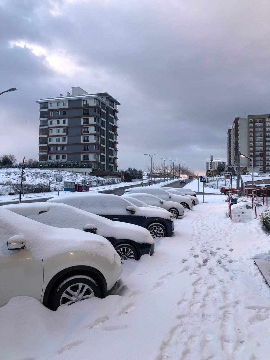 Bu sabah Başakşehir. Gece yağan kar yaklaşık 10 cm bıraktı, dünden kalan birikim ile maksimum 17 cm ölçtüm.