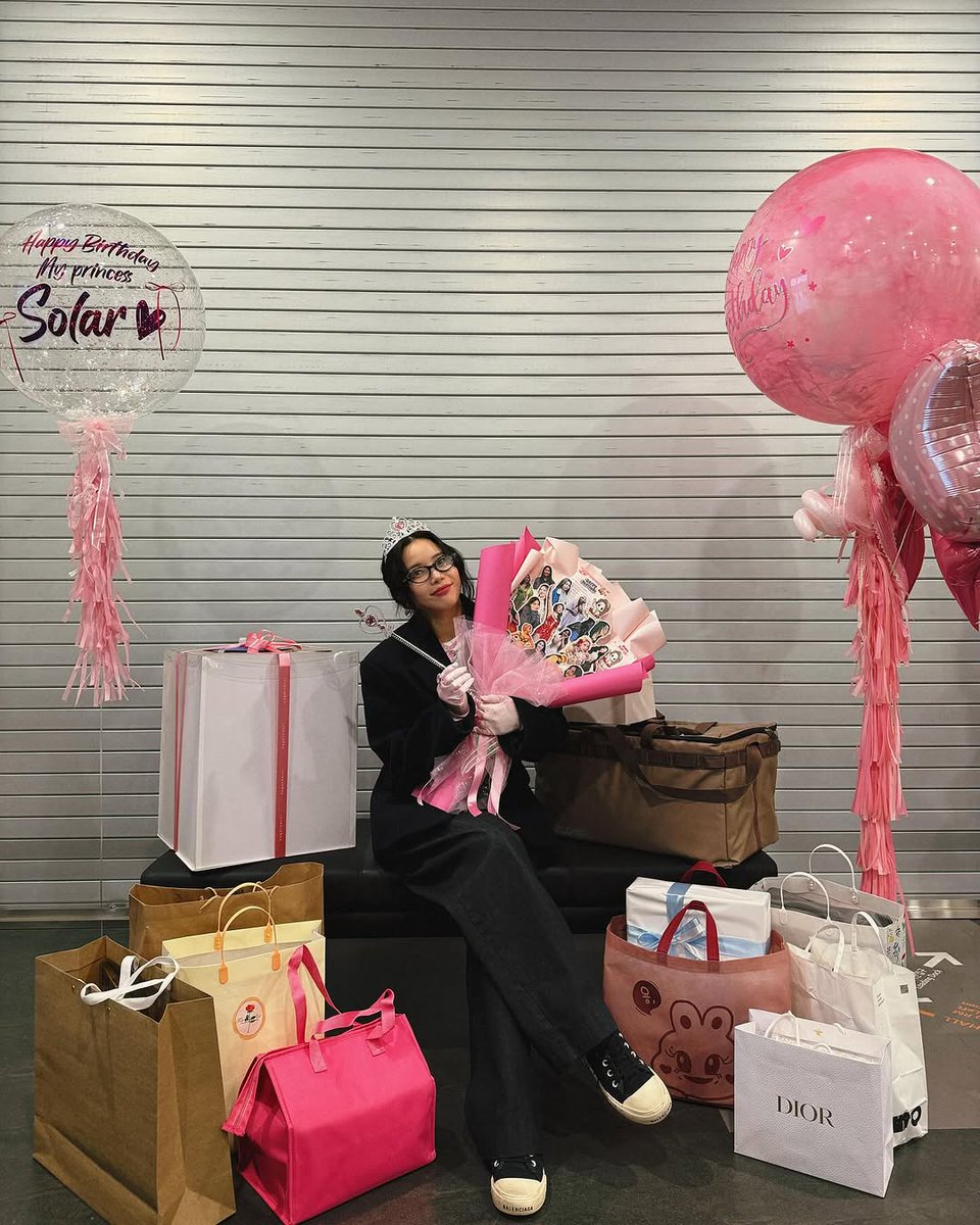 카페에 와주신 무무용순이들 감사합니다 😊
모든 편지를 용선이에게 전달했습니다
Thank you for the support! 
The birthday notes have all been passed to Yongsun 🥰

See you next time
뾰오오오옹❤️❤️❤️

#용선이에게_모두_드리리
#마마무 #솔라 #MAMAMOO #SOLAR