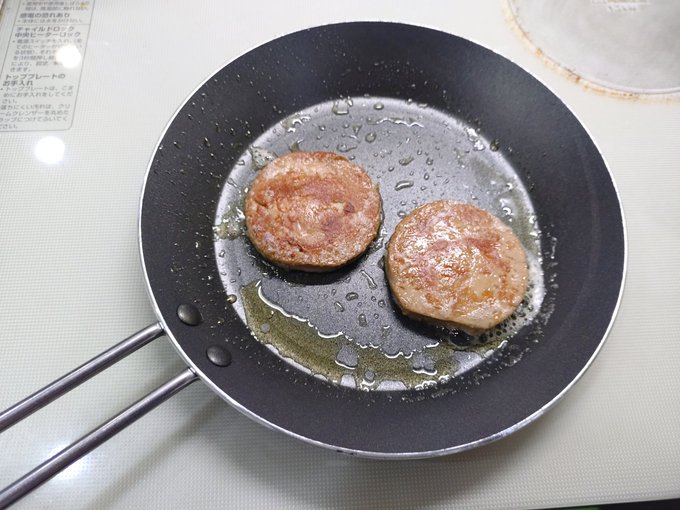 フォアグラ。ではなくグラフォア。
400円で買えるフォアグラの代用品としては美味すぎるやろ。トリュフ塩かけたらもう高級料理や。人によっては本物よりこっちの方が食べやすくて好きかも。 