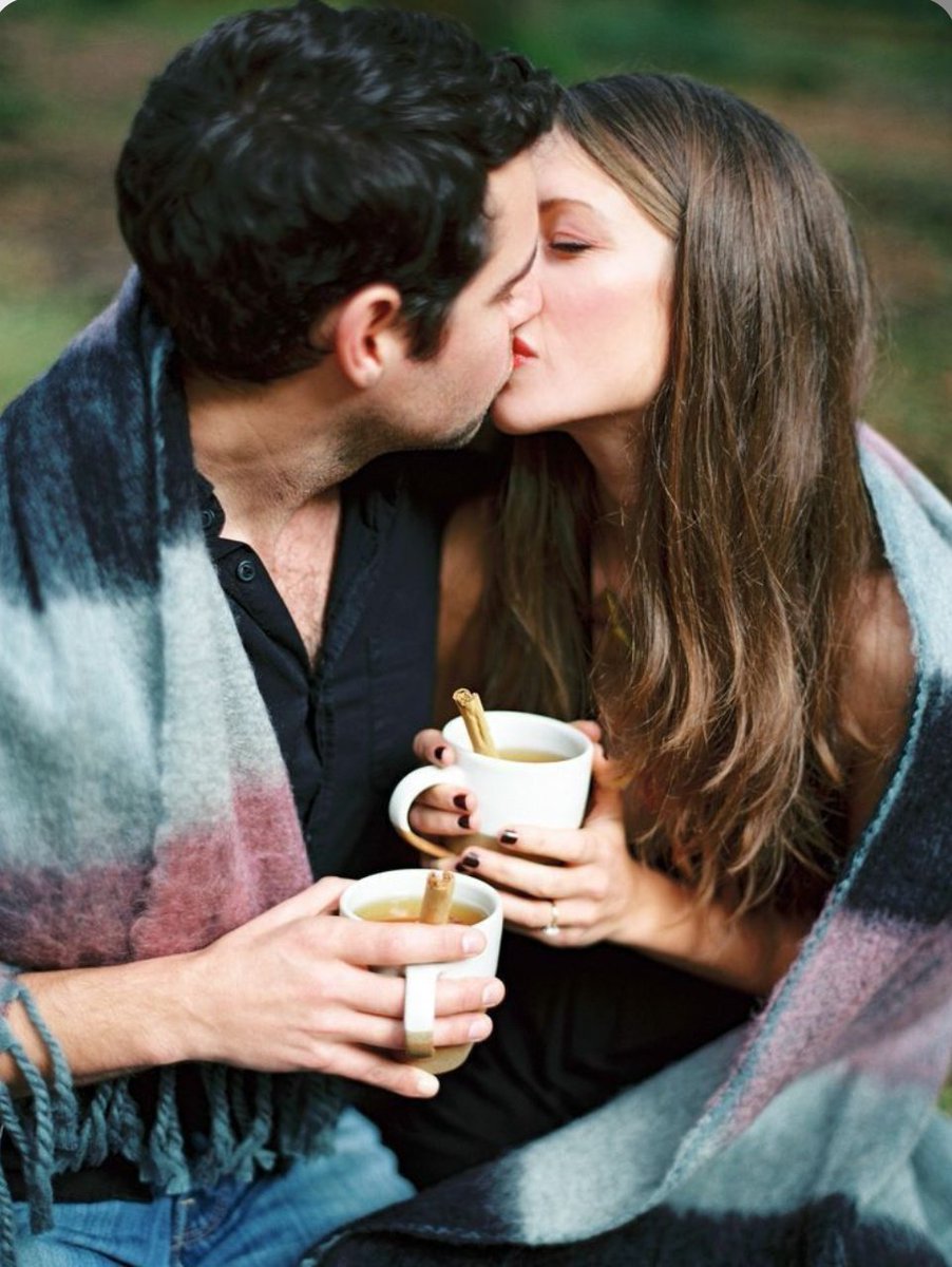 तेरी साँसों की तपिश में ऐसा असर हुआ,
जिस्म से रूह तक आग सा सफ़र हुआ।

तेरे होंठों को छू लिया जो प्यार से,
इश्क़ और भी गहरा हो गया एक बार से।

🥀❣️@__chandni____ ❣️🥀
                    💞💞💞
🥀❣️  <a href="/Rizakha2795/">Rizam khan</a>  ❣️🥀