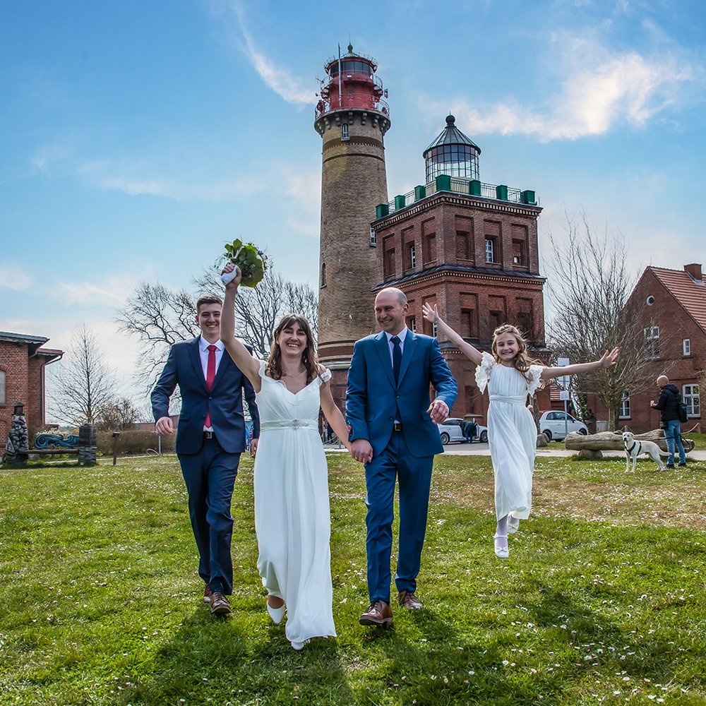 dj-fischer-spezial.de/hochzeitsfotog…  Leuchtturm Rügen heiraten Kap Arkona Standesamt. Hochzeitsfotograf Karl-Heinz Fischer fotografiert Hochzeitsfotos auch nach der Trauung im Schinkelturm. Shooting Steilküste , heiraten zu zweit am Strand. #kaparkona #heiraten #fotograf #hochzeit #rügen