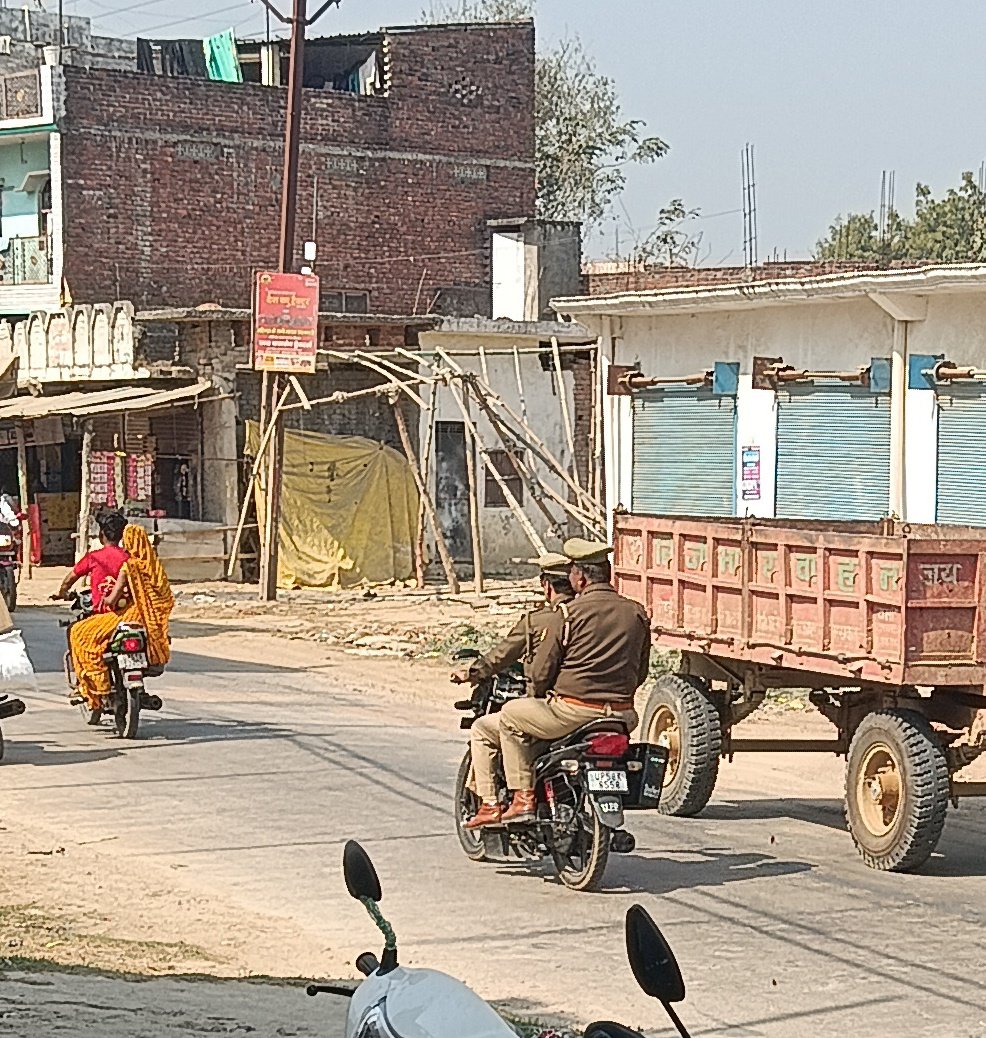 इस तस्वीर में आपको दिख रहा होगा बिना हेलमेट के फर्राटेभरता हुआ पुलिस प्रशासन। जनपद गोंडा पुलिस प्रशासन निद्रा अवस्था में।
न ही (एच एस आर पी) नंबर दरोगा जी के गाड़ी पर न ही  इंश्योरेंस।

<a href="/dgpup/">DGP UP</a> <a href="/CMOfficeUP/">CM Office, GoUP</a> <a href="/Uppolice/">UP POLICE</a> @digdevipatan