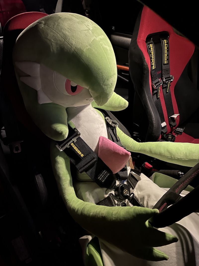 運転席にぴったり 車好きが“等身大サーナイト”を買ったら…… まさかの