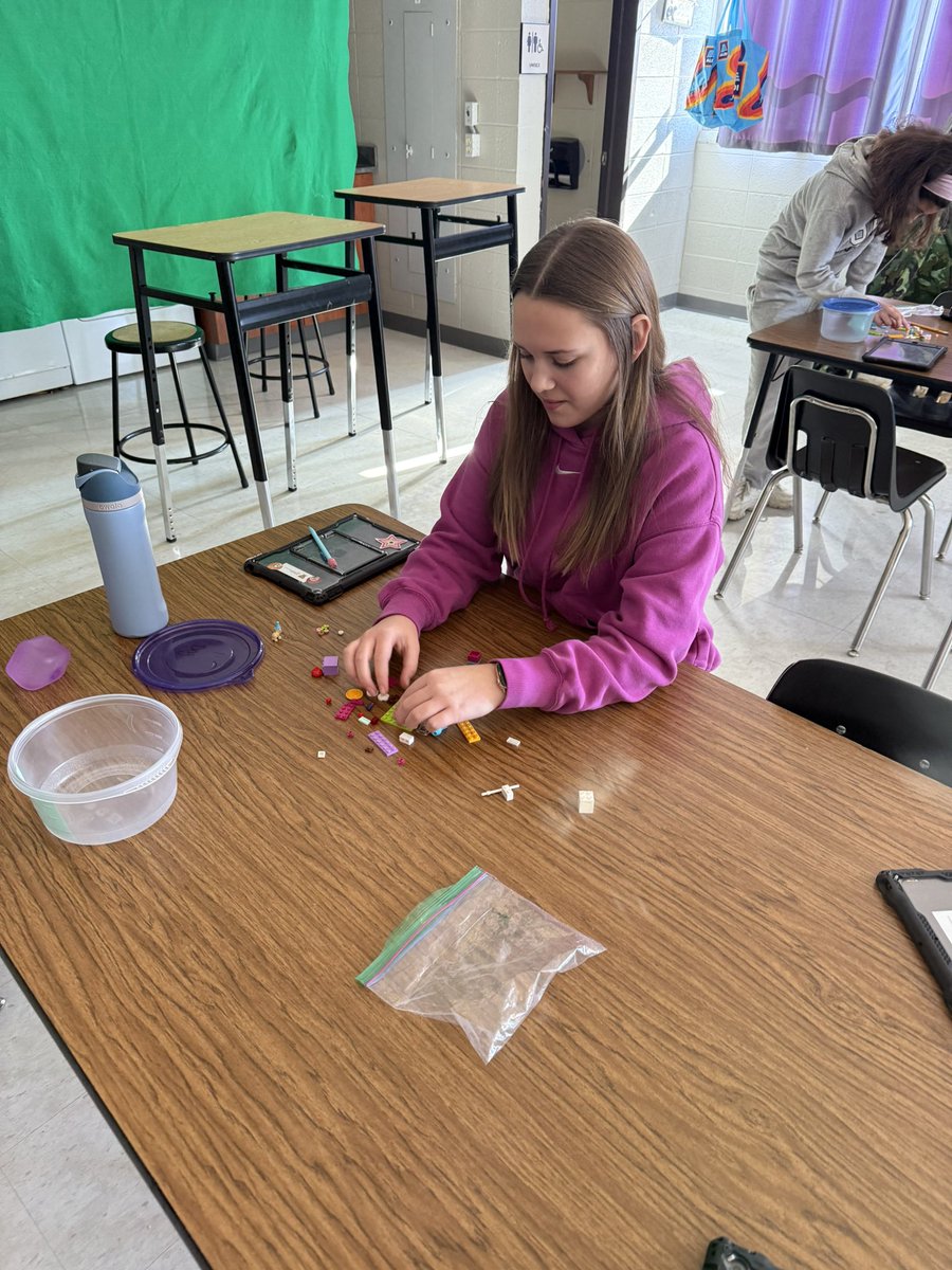 BizMathGuy's tweet image. Leaders for Life 6 - LEGO team activity, students take on distinct roles—to test communication, teamwork, and problem-solving skills. Communication, active listening, and collaboration, making this a fun exercise for team-building. @ByronBears @ByronMSBears #bizmathguy #L4L6