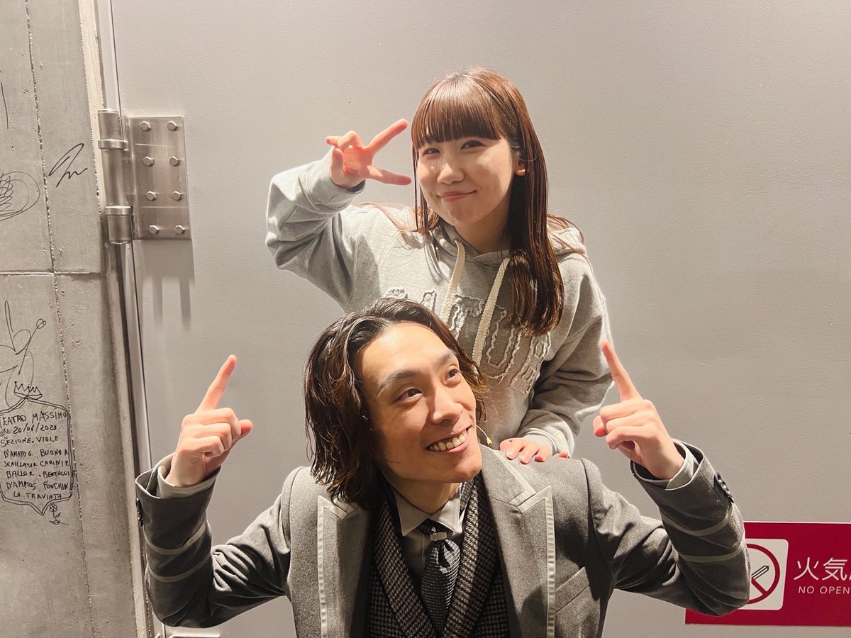 So1_Staff's tweet photo. 【staff】
#ワイルドグレイ
平間のチームは全公演無事終了いたしました🎊

ご観劇いただいた皆さま心より感謝申し上げます✨
ありがとうございました！！

演出の #根本宗子 さんと📸
同い年の気の合う2人☺️

カンパニー千穐楽はこの後16:00からです✨
よろしくお願いします！

#平間壮一 https://t.co/VwZLOzN3ri