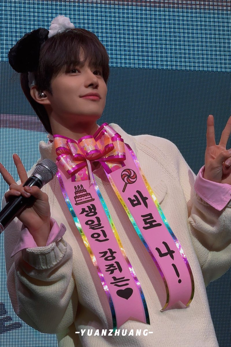 이목구비가 걍 보정 100 상태인데
뒤에 전광판 도트에 왜곡하나없는거 권력 미쳤음