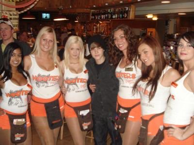 SOLANAHOOTERS's tweet photo. Help us save #HOOTERS! @justinbieber https://t.co/0PGaQm4qzK