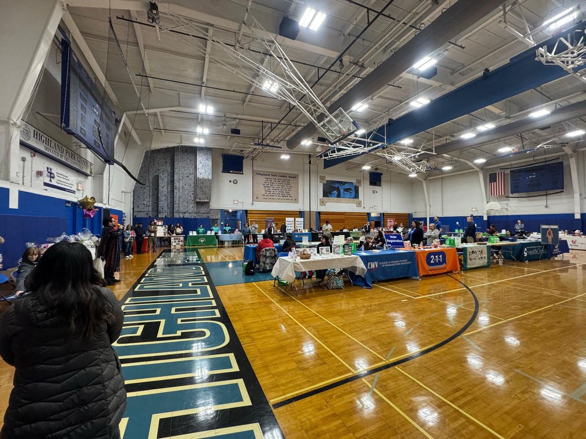 📸 El <a href="/ConsulMexCho/">Consulado General de México en Chicago</a> participó en la Feria de Recursos Comunitarios en <a href="/HighlandParkHS/">Highland Park High School</a>, acercando a la comunidad del norte del área de Chicago información sobre los servicios de “Mi Consulado”, incluido el Centro de Información y Asistencia a Personas Mexicanas (CIAM). 

Esta