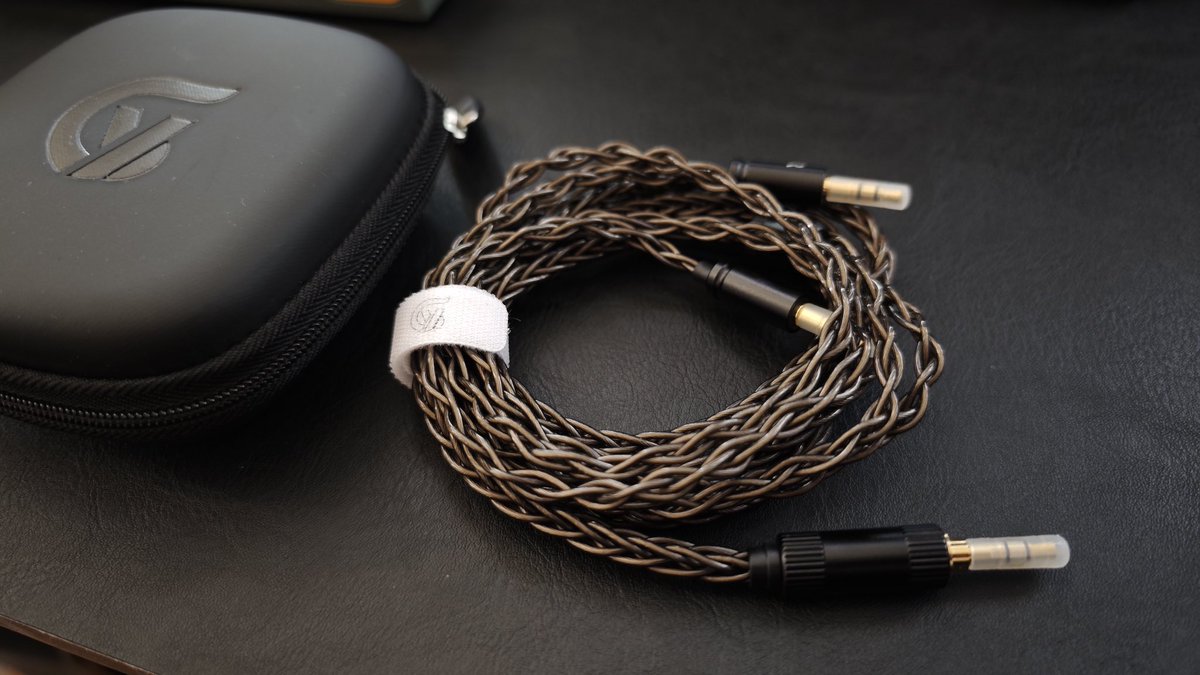 kimupax2's tweet image. 色々届いた♪
まずはアリエク購入ケーブル
❶Type-C to MicroUSBオーディオケーブル
❷GY Audio Devil’s Eye悪魔之眼ヘッドホンケーブル

❶はH7の実験用、❷はTOMOWORKS VENT用に

#mng #mnc #オーディオケーブル