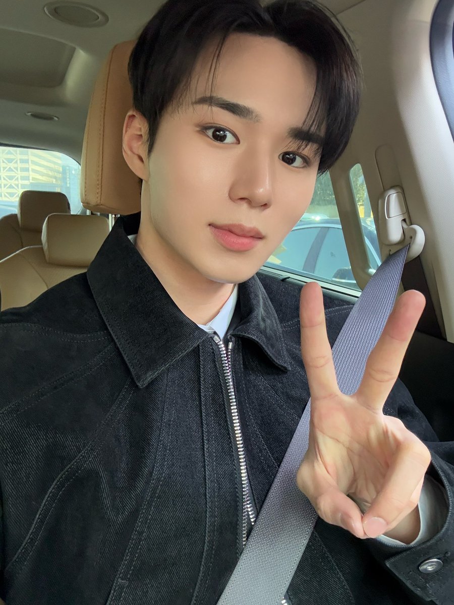 모두가 기다리던 비밀 사이 선공개 시사회💕
오늘도 빛나는 준서의 비주얼✨
함께하지 못한 루아이는 우리 다음 주에 모두 함께 본방사수하는 걸로 아쉬움을 달래보아요☺️

#위아이 #WEi
#김준서 #KIMJUNSEO 
#비밀사이 #SecretRelationships