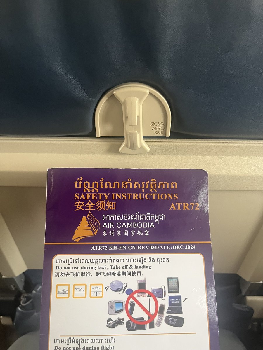 1492apples's tweet photo. エアカンボジアATR72にてプノンペンからシェムリアップへひとっ飛び。乗客がほぼ全員外国人（主に西洋人）の珍しい国内線フライト。機内では水とクッキー配布あり。 https://t.co/ybNatVpZdP