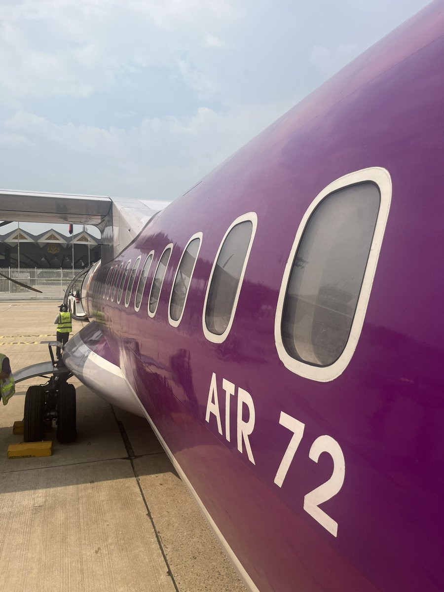 1492apples's tweet photo. エアカンボジアATR72にてプノンペンからシェムリアップへひとっ飛び。乗客がほぼ全員外国人（主に西洋人）の珍しい国内線フライト。機内では水とクッキー配布あり。 https://t.co/ybNatVpZdP